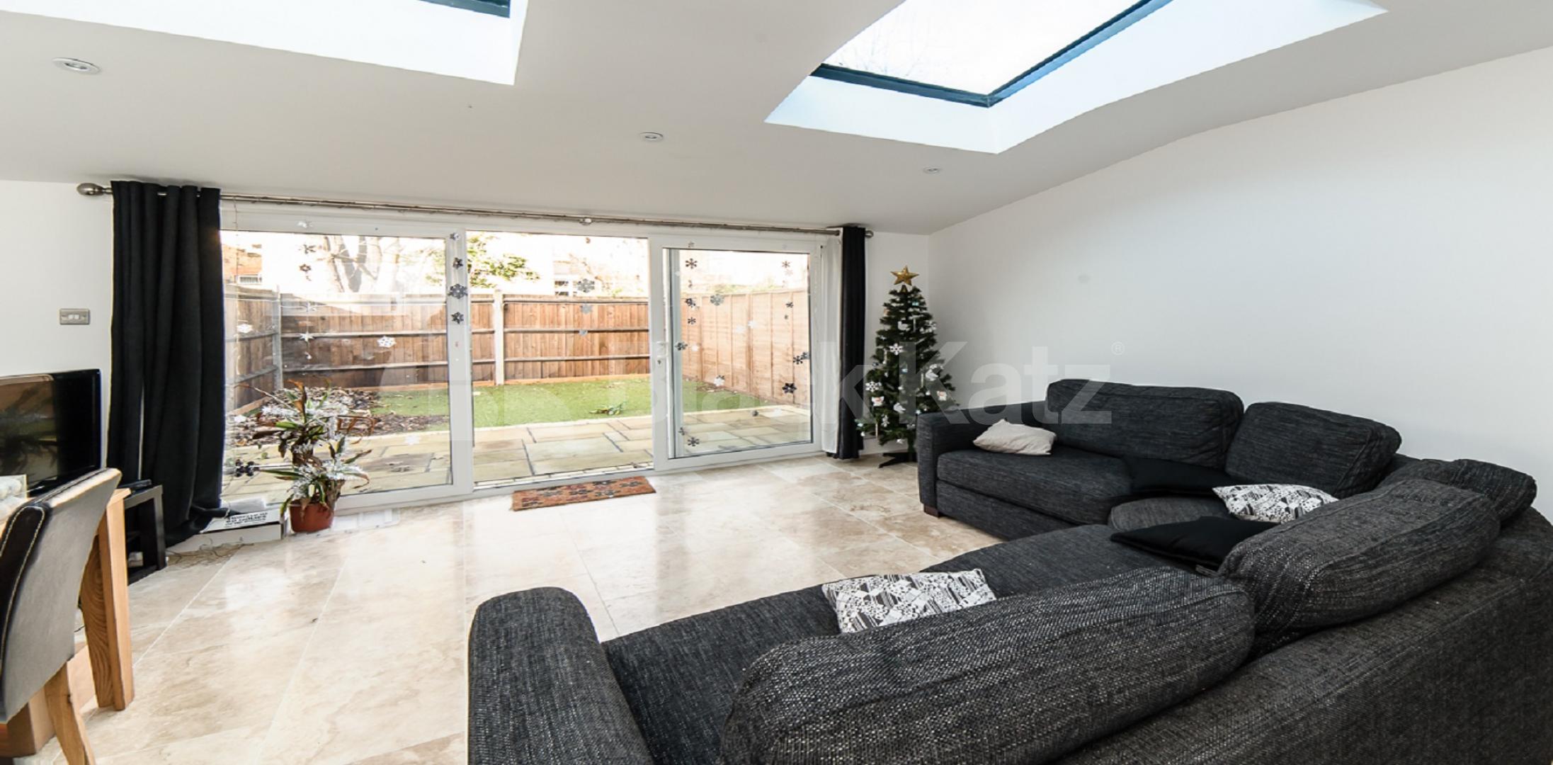 			LET , 3 Bedroom, 2 bath, 1 reception Apartment			 Pretoria Road, Streatham 